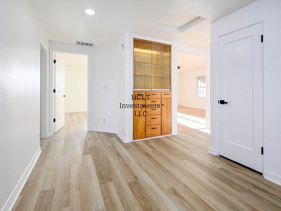 Common area w/built in