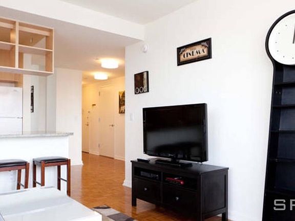 5th image of 510 W 52nd St APT 14N