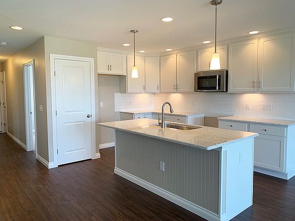 Island kitchen w/ pantry