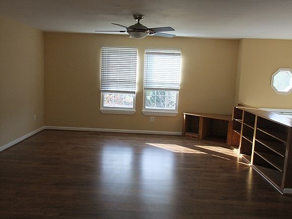4th image of 12 Bonnie Lee Ct