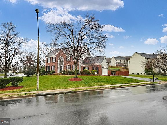 4th image of 16025 Hayes Ln