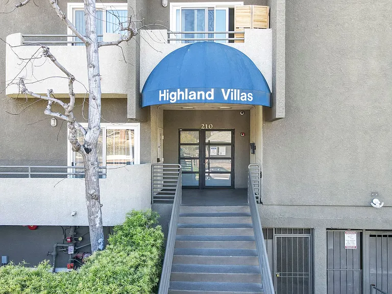 Highland Villa Apartments — Photo 20