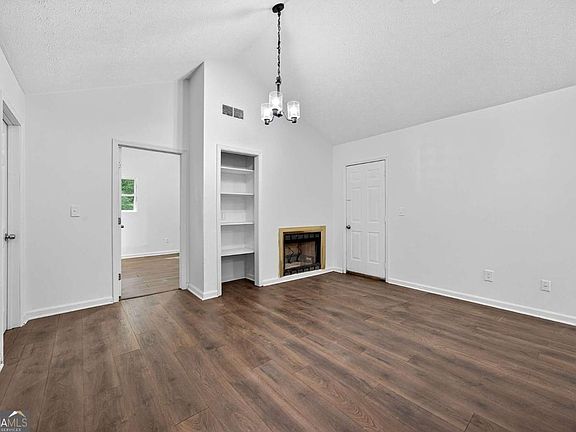 4th image of 633 Sandys Ln SE