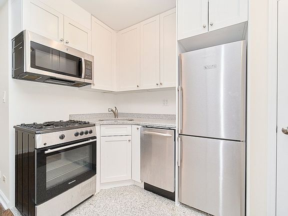 4th image of 850 Amsterdam Ave APT 13B