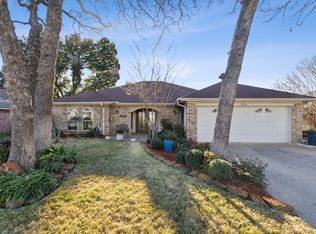 2033 Parkridge Dr, Hurst, TX 76054