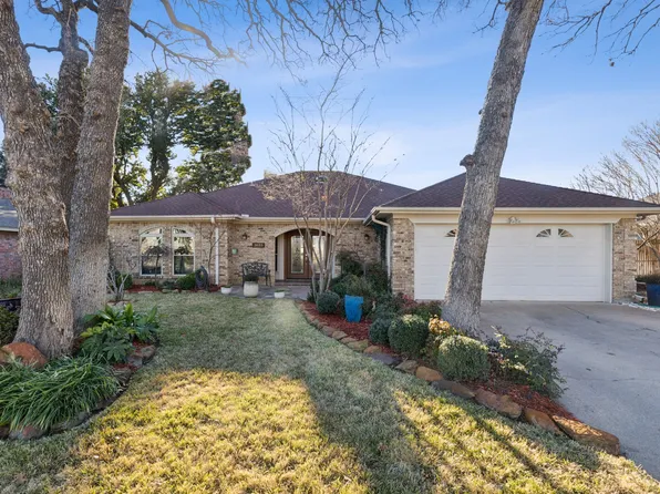 2033 Parkridge Dr, Hurst, TX 76054