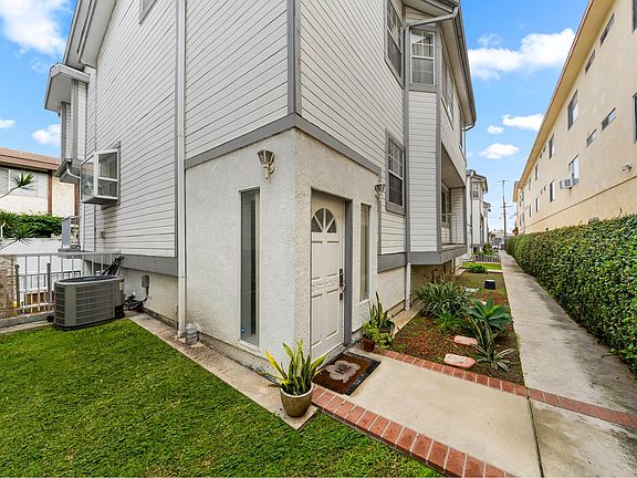 4th image of 13725 Doty Ave