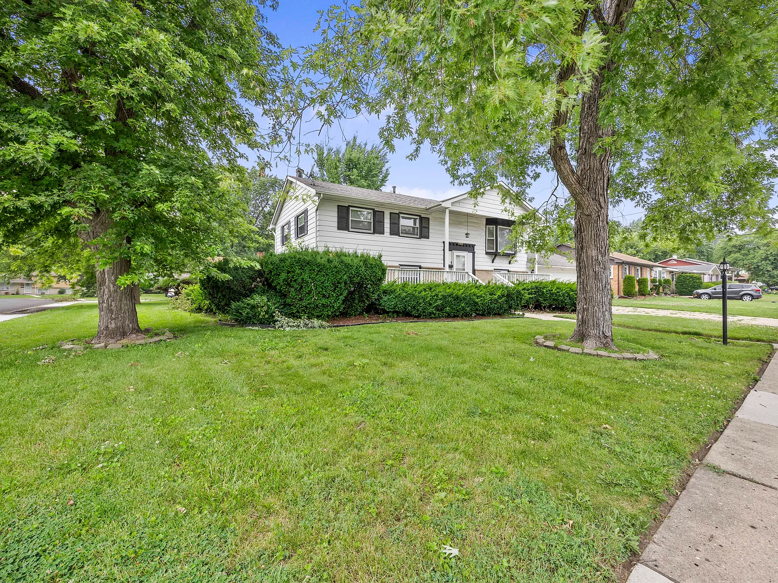 4 bed, 1325 sqft, $3,300 — Photo 3