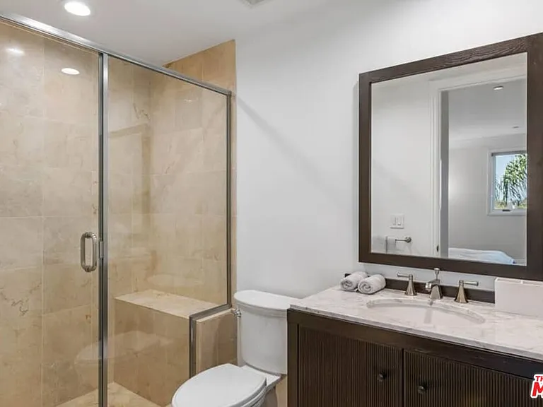 261 S Reeves Dr — Photo 29
