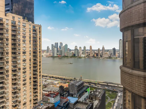 330 East 38th Street image 4 of 27