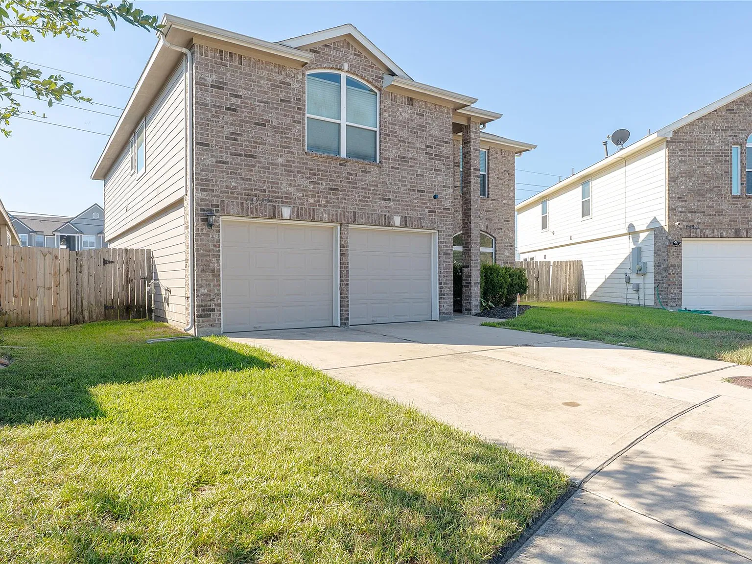 4 bed, 2.5 bath, 2457 sqft, $2,500 — Photo 2