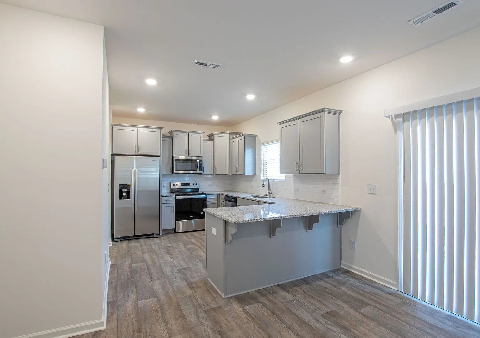 Beautiful 3bd/2.5bth Townhome - Belmont - Available Oct/Nov 2026 — Photo 4