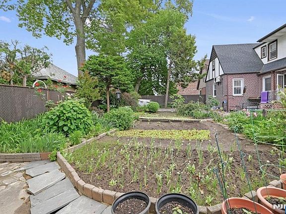 3rd image of 497 Oakdene Ave