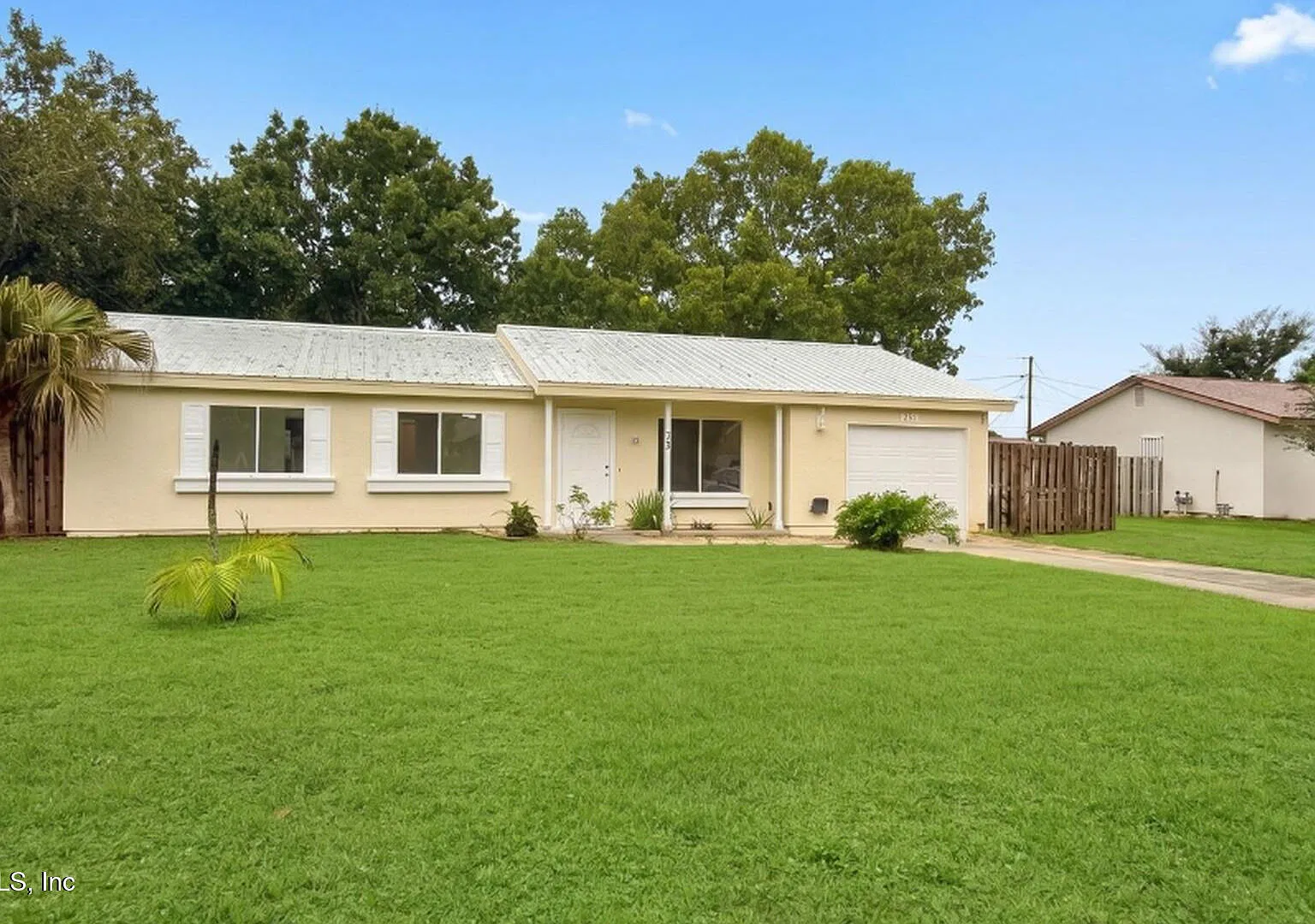 3 bed, 2.0 bath, 1320 sqft, $2,050 — Photo 2