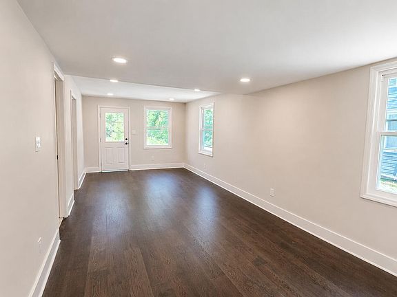 4th image of 380 Earl St