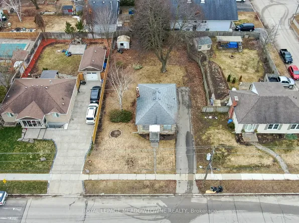 48 King St, Halton Hills, ON L7G 2G4