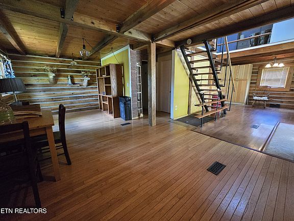 2nd image of 135 Osborne Ln