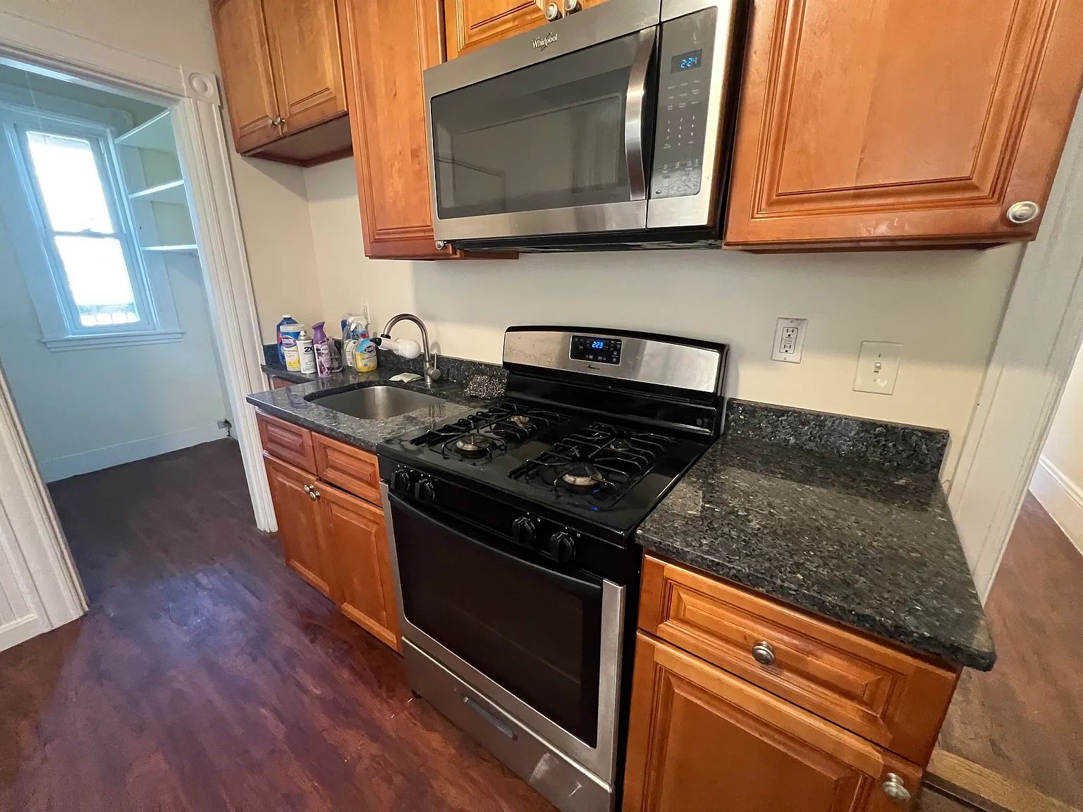 3 bed, 1100 sqft, $3,000 — Photo 2