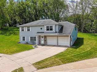 2445 Palimino Cir, Dubuque, IA 52001