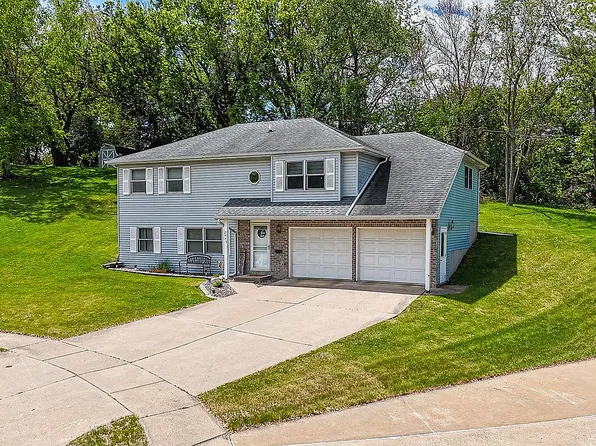 2445 Palomino Cir, Dubuque, IA 52001