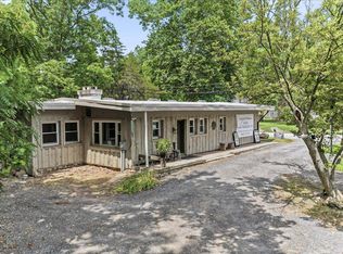 3671 Saint Peters Rd, Elverson, PA 19520