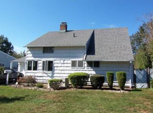 30 Wishing Ln, Hicksville, NY 11801