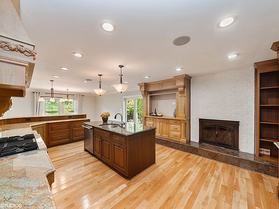 3rd image of 2922 Lexington Ln