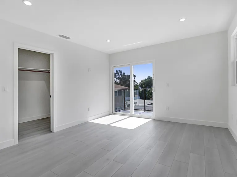 2410 1/2 Montrose Ave — Photo 11
