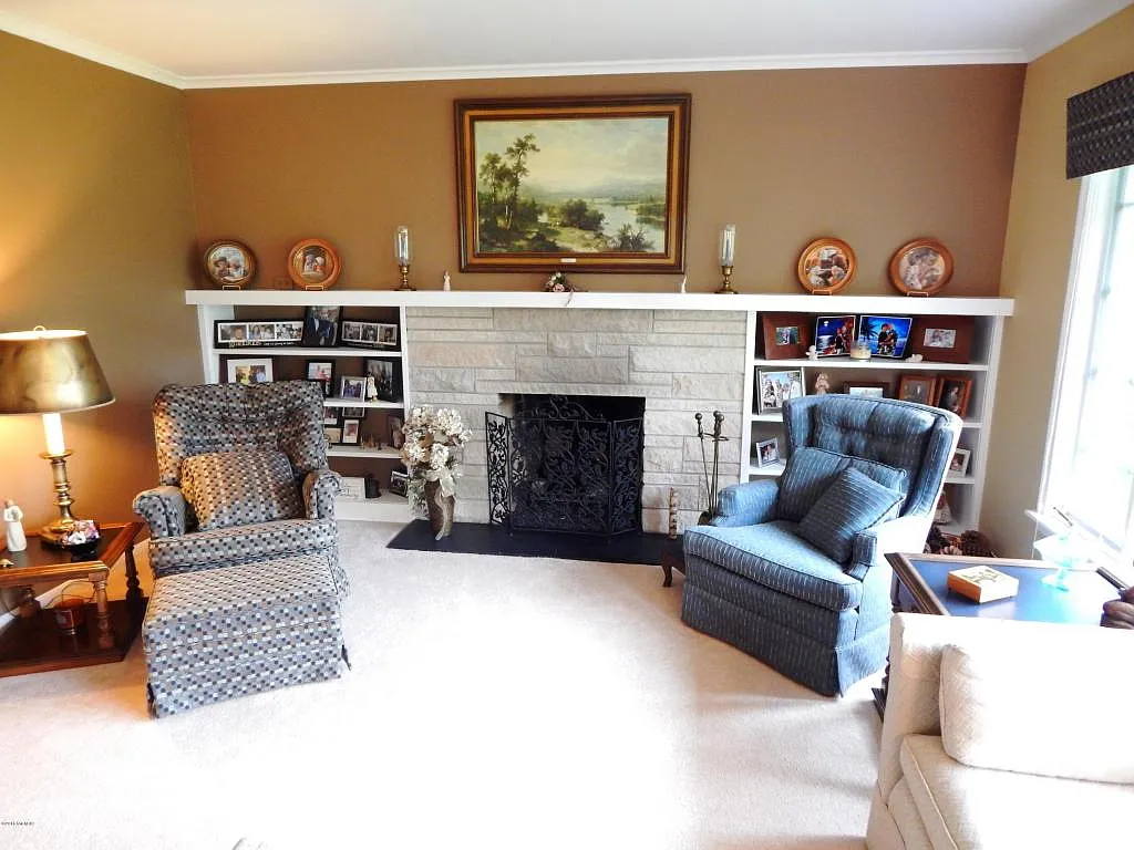 131 Kingsbury Ave photo 1