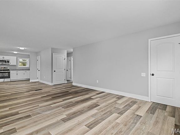 4th image of 1025 Belmont Ter
