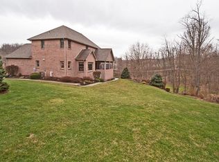 221 Fairmeadow Cir, Houston, PA 15342