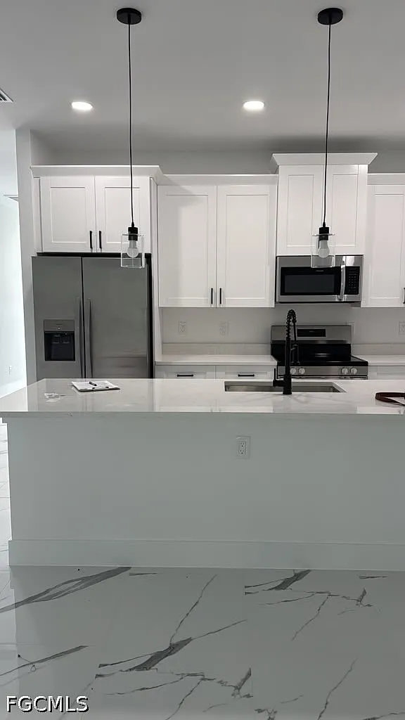 3 bed, 2.0 bath, 1200 sqft, $1,800 — Photo 2