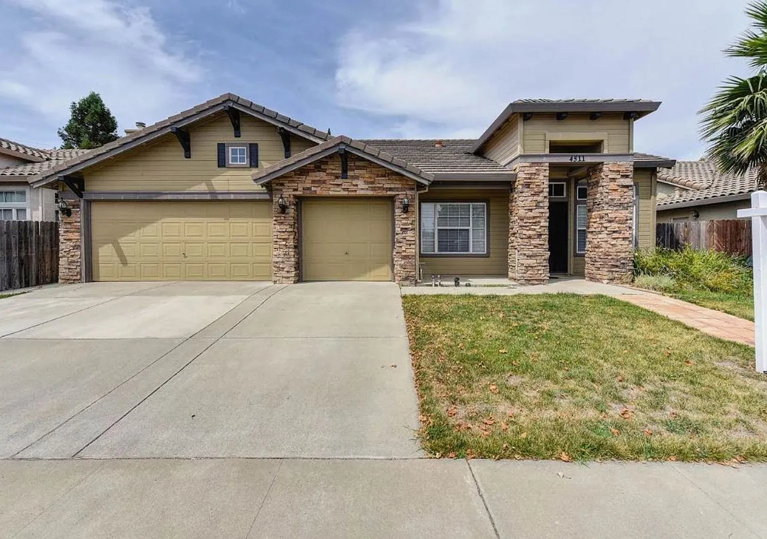 Spectacular 4/2 Elk Grove W/Salt Water Pool! (Please Read Ad For Showing Requirements)! — Photo 1