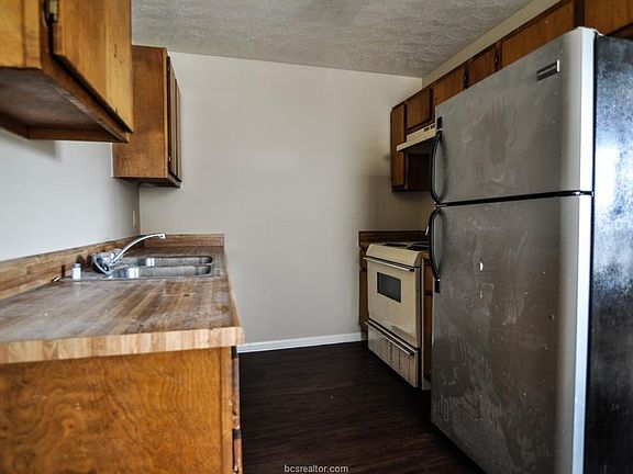 3rd image of 400 Manuel Dr