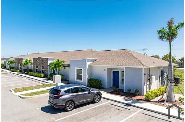 Building Photo - 3303 SW 8th Ct #208