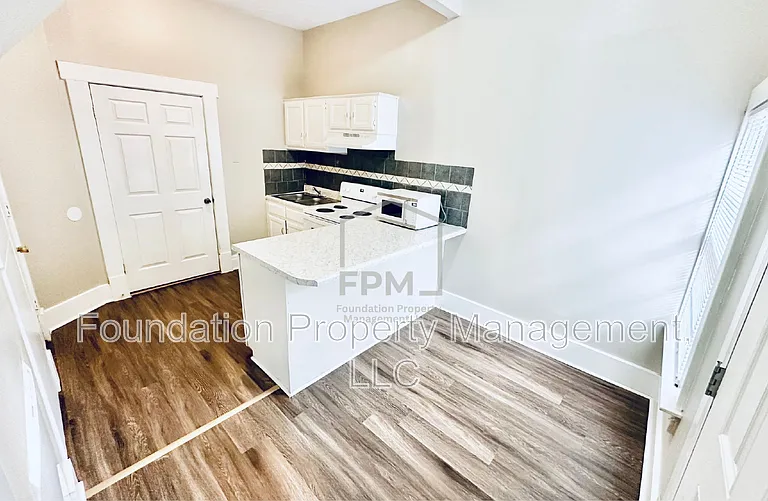 2106 Court Ave — Photo 4
