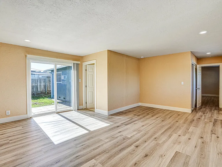 451 Wilshire Ave — Photo 20