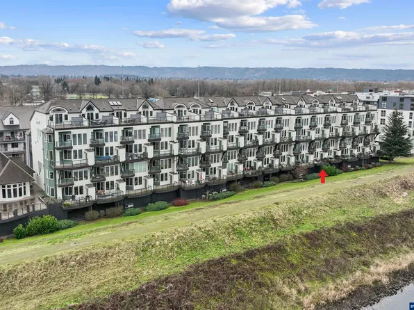 905 N Harbour Dr, Portland, OR 97212