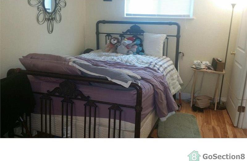 2nd image of 624 W 14th St APT E