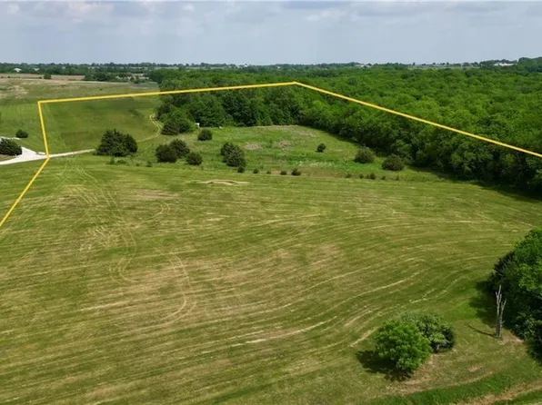 252 S Metcalf Rd, Louisburg, KS 66053