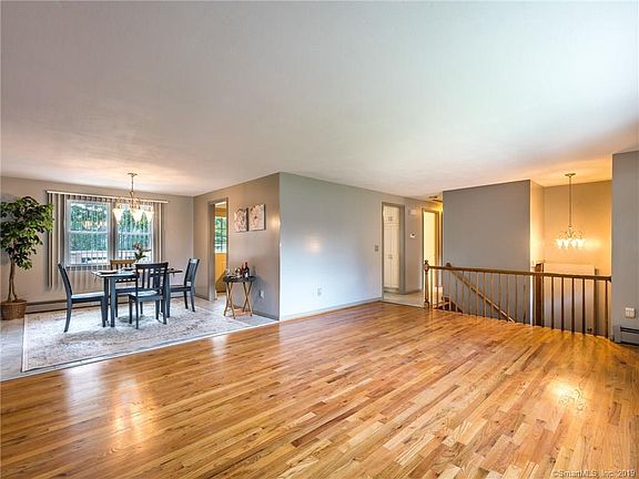 4th image of 32 Kenwood Dr