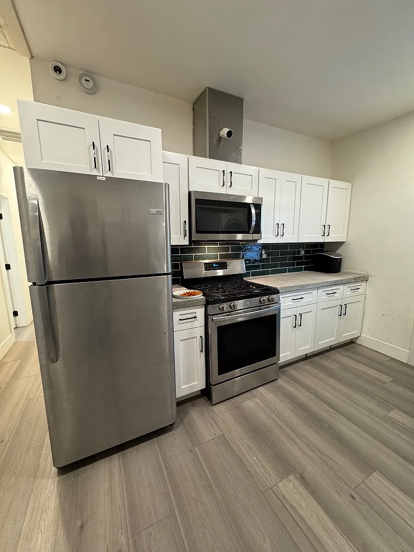 1845 E Monroe St - Room 2 — Photo 1