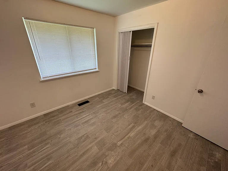 1216 E Hartford St — Photo 13