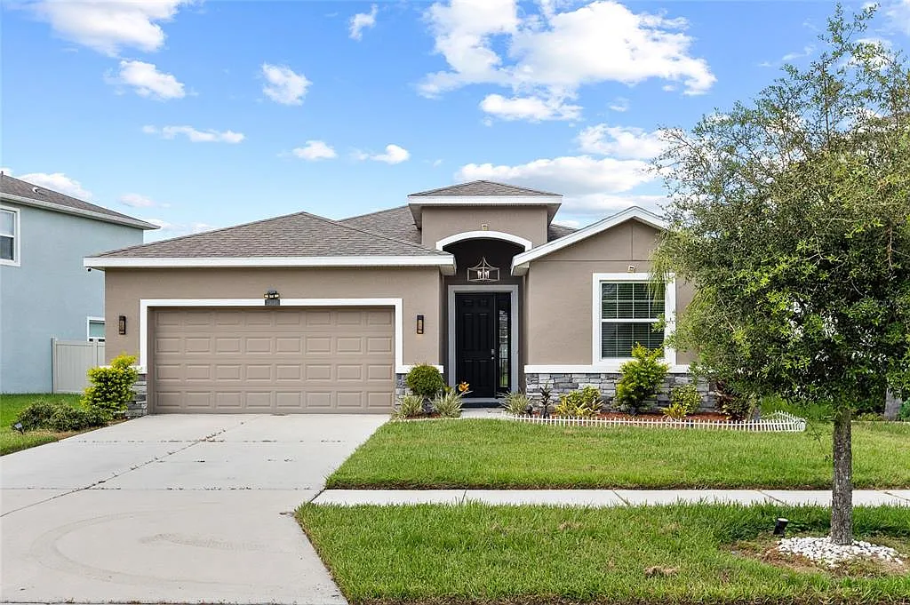 4 bed, 2.5 bath, 2057 sqft, $2,550 — Photo 2