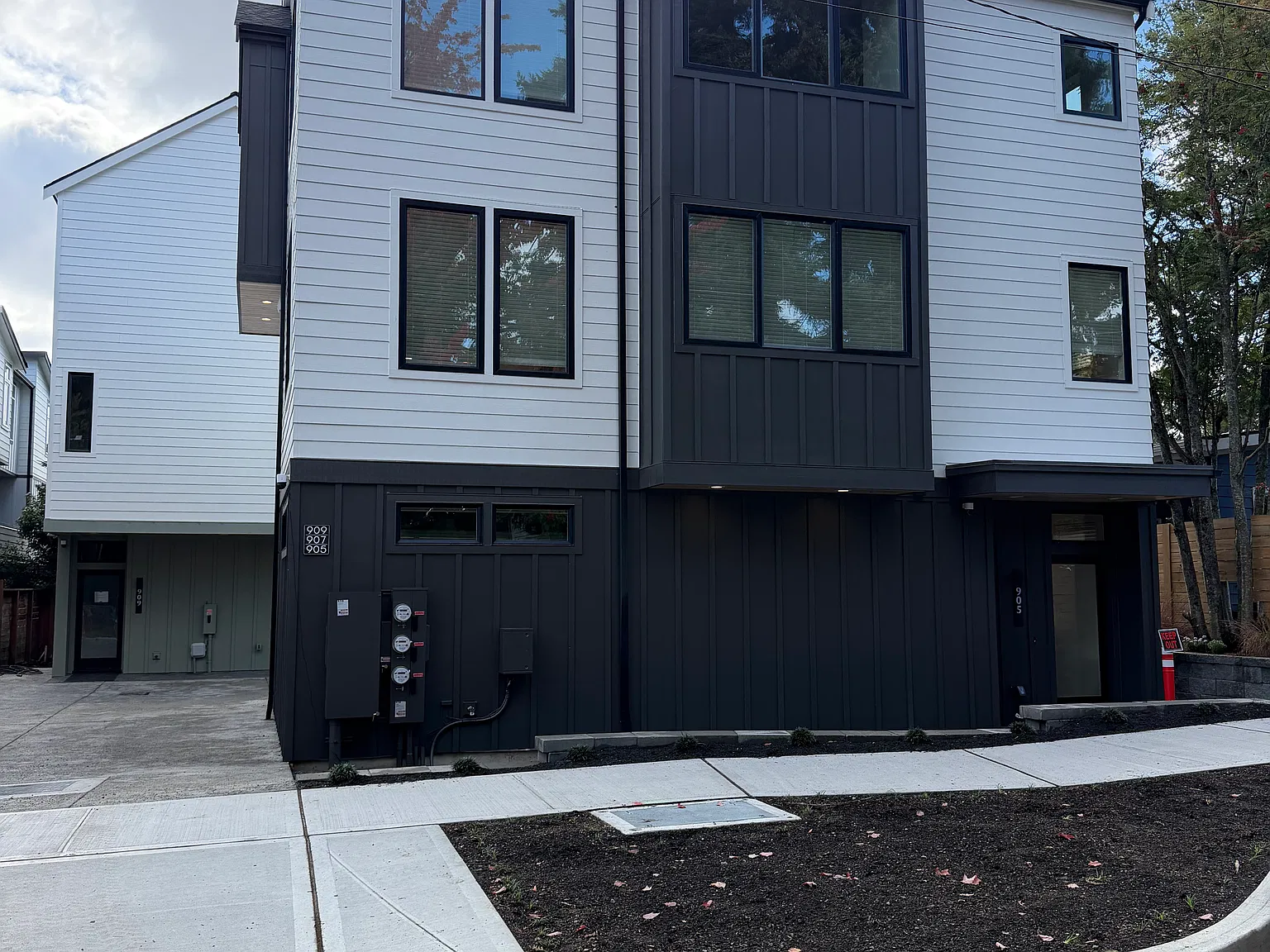 4 bed, 3.5 bath, 2050 sqft, $4,600 — Photo 2