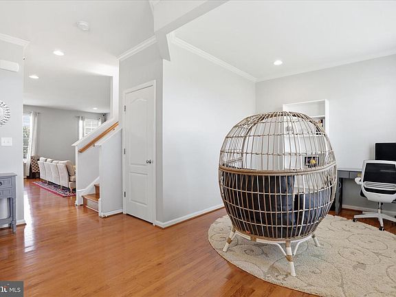 4th image of 1035 Calvert Cir