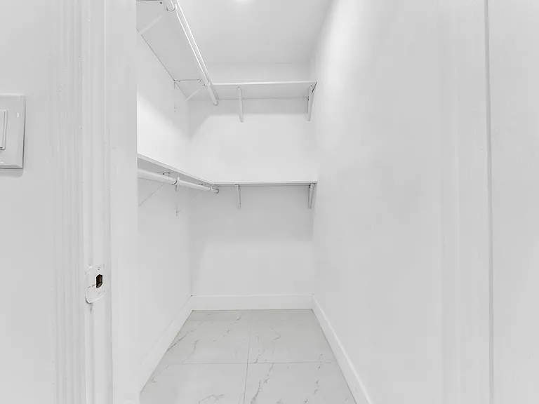 5921 NE 15th Ave — Photo 16