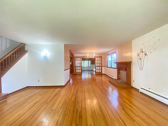5th image of 136 Greenfield Dr
