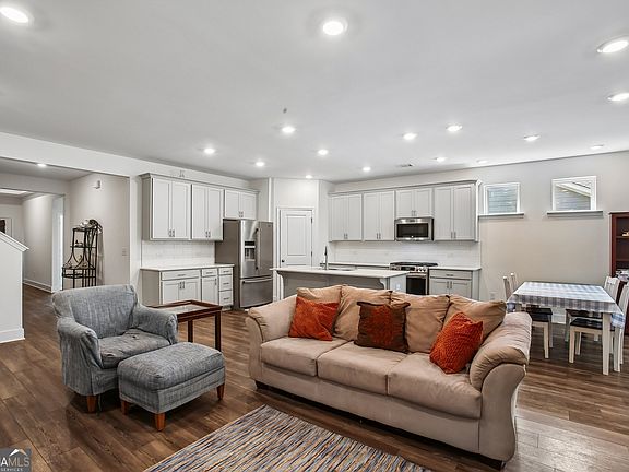 4th image of 54 Airmont Dr