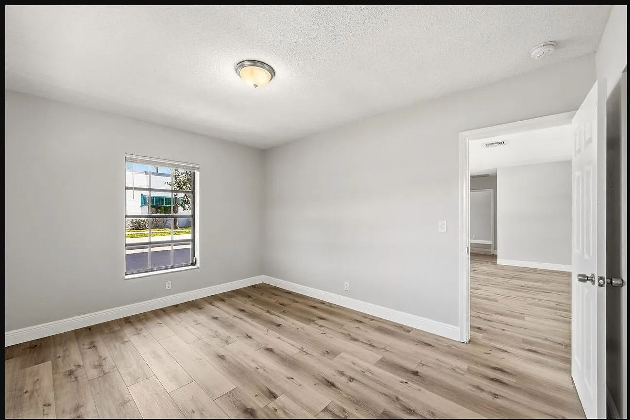 8 NE 9th Ave — Photo 3